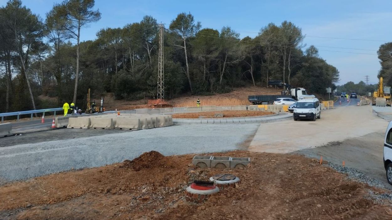 La nova rotonda de la carretera de Vallvidrera, a punt d'entrar en funcionament