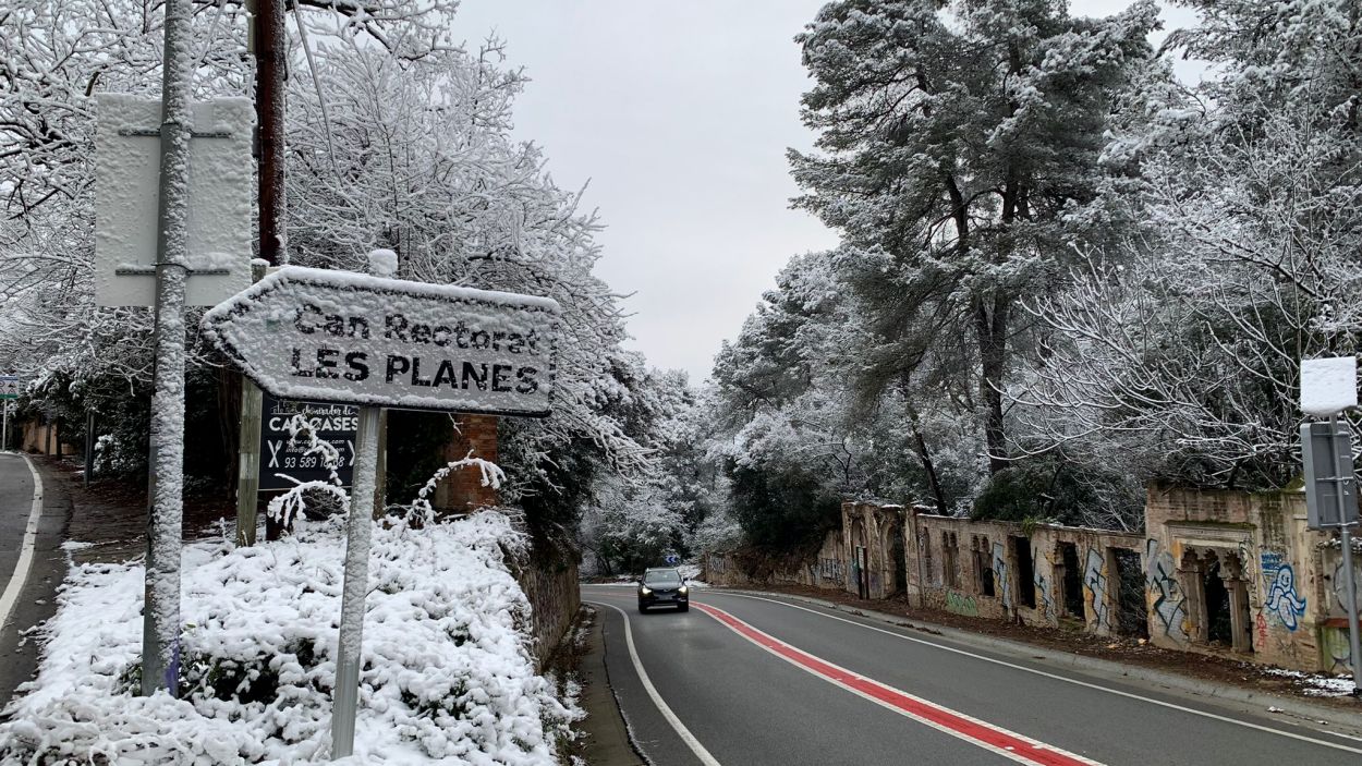La neu enfarina Sant Cugat de matinada i obliga a tallar la Rabassada durant quatre hores