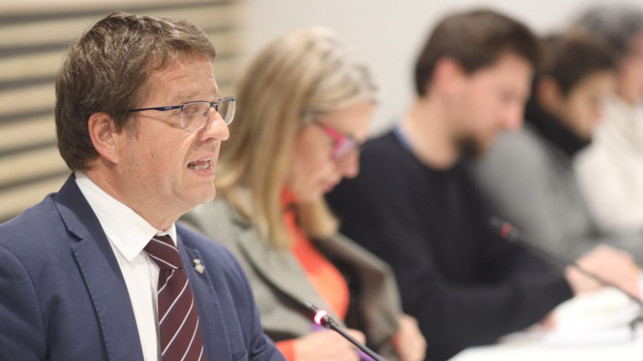 Retrets creuats entre govern i oposició pel dèficit pressupostari