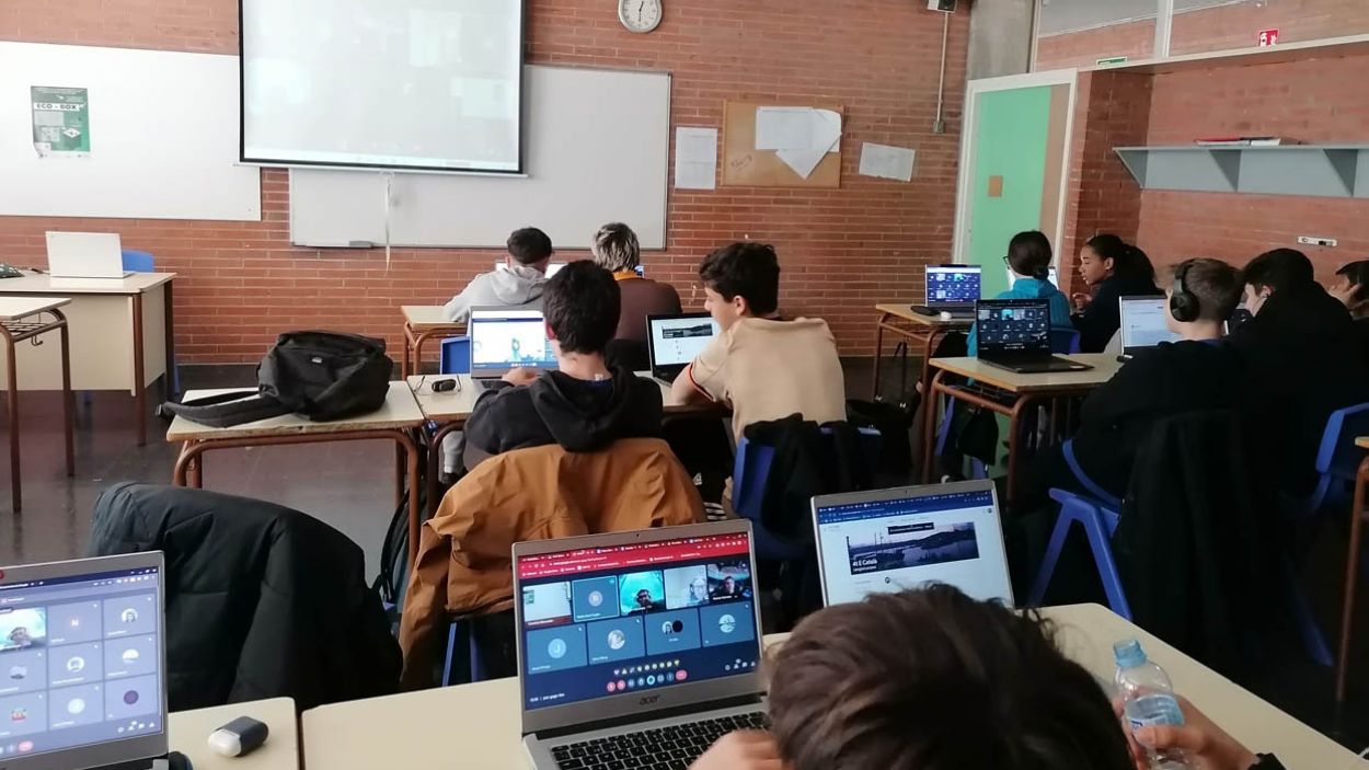 Escolta el programa de ràdio de l'institut Arnau Cadell