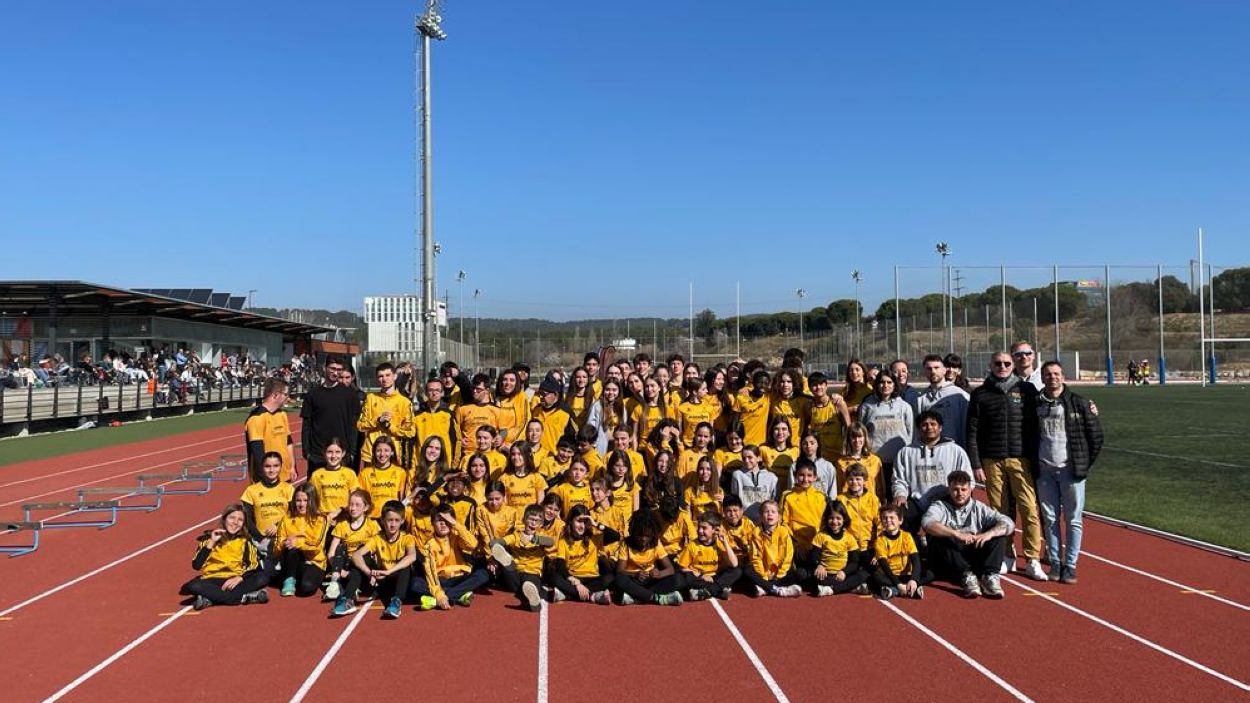 La secció d'atletisme del Muntanyenc es presenta en una renovada pista de la Guinardera