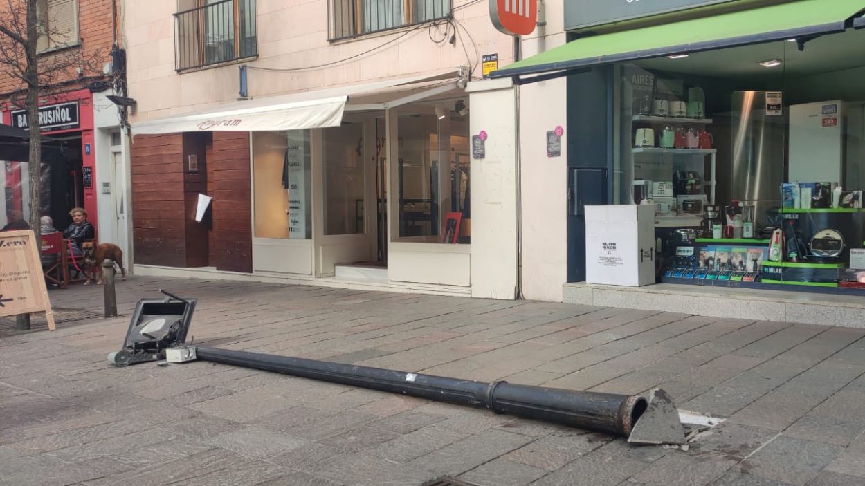 Un camió xoca contra un fanal al carrer de Santiago Rusiñol