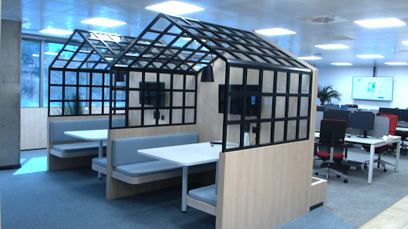 Sense taules assignades, sense despatxos i amb sales interactives: així són les oficines postpandèmi