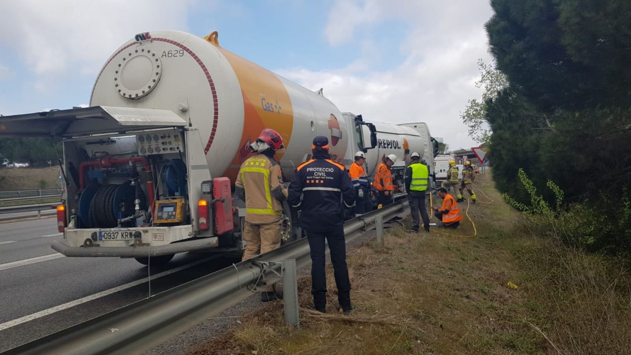 Traspassen gas liquat inflamable d'un camió cisterna avariat a un altre