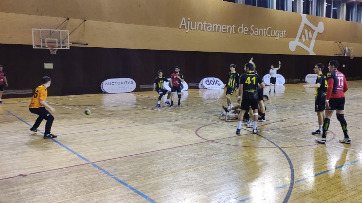 L'Handbol Sant Cugat goleja contundentment el Mataró i consolida la segona plaça