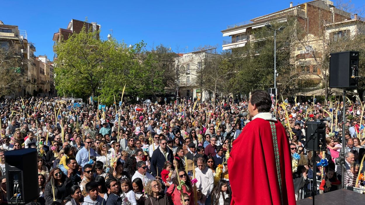 Les palmes omplen la plaça d'Octavià en el Diumenge de Rams