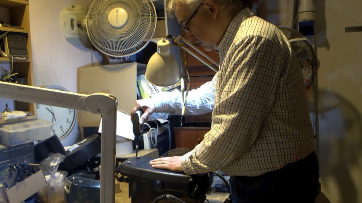 La petita botiga de Sant Cugat que lluita contra la generació de residus electrònics