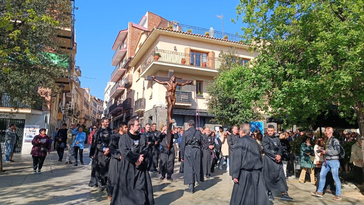 Més de 300 persones mantenen viva la tradició del Via Crucis de Sant Cugat