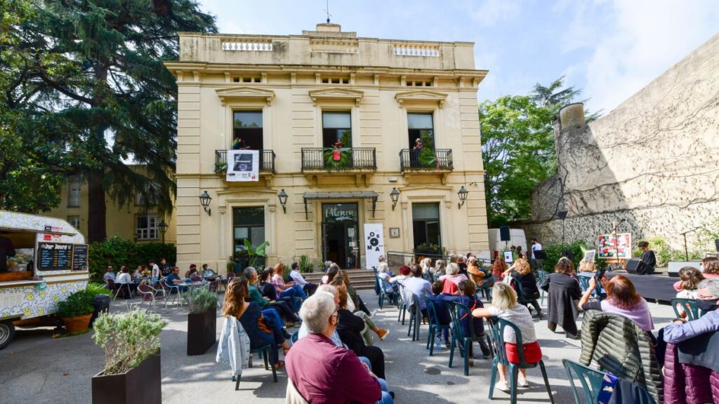 Alt: La casa de l'Ateneu Santcugatenc s'ha quedat 'petita'