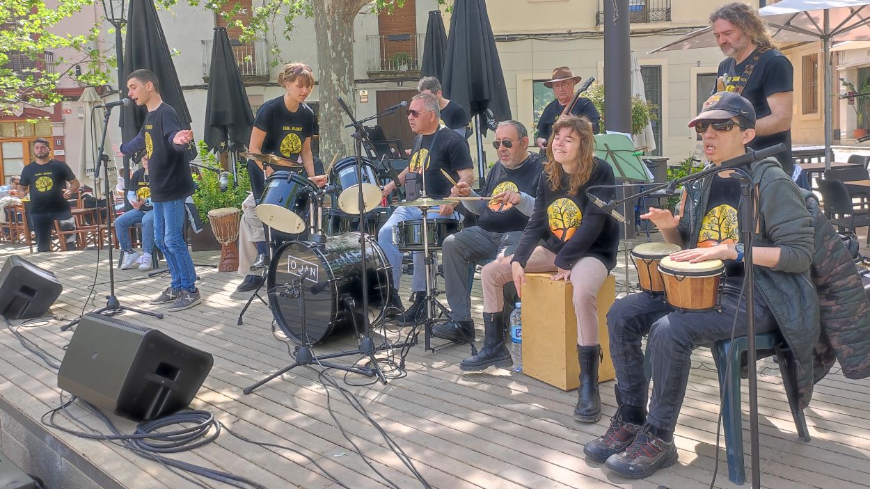 Árboles Amarillos fa gaudir a desenes de persones en un concert a la plaça de Barcelona