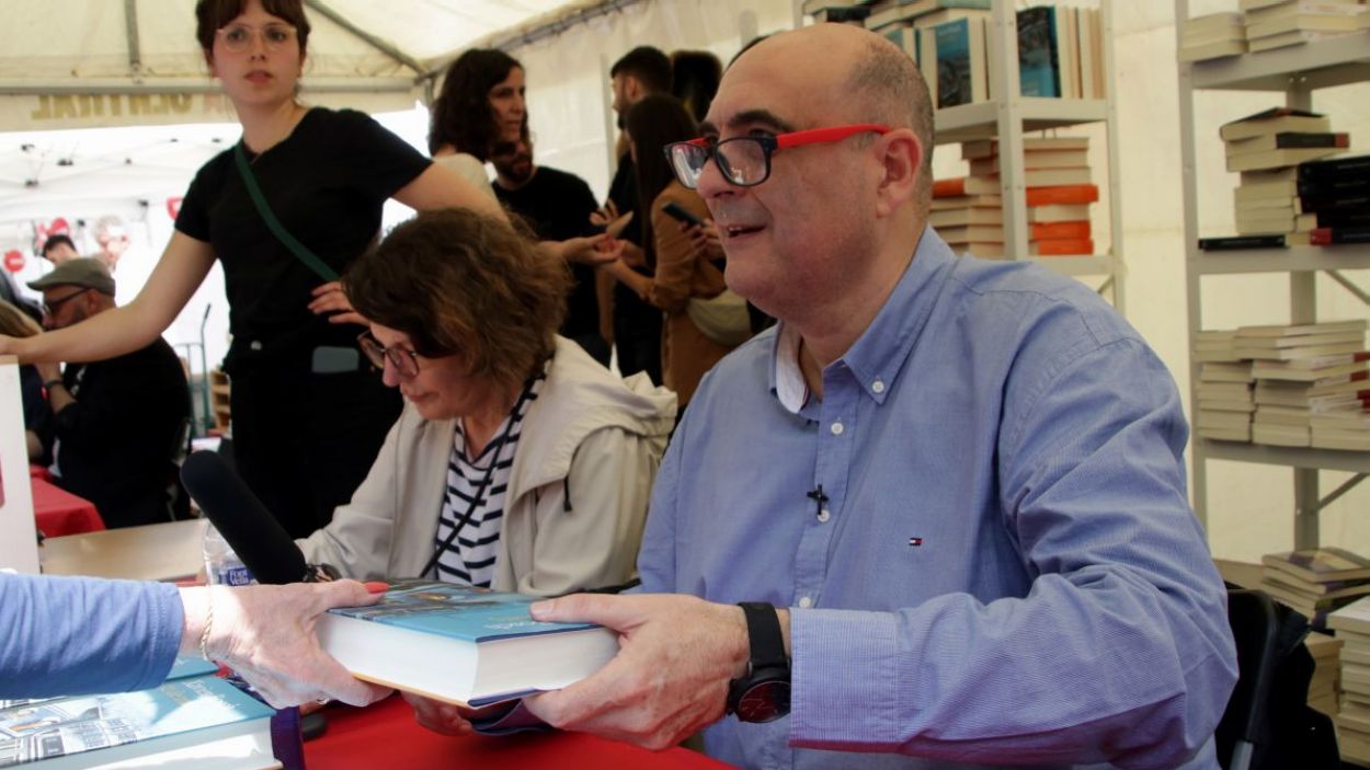 Xavier Bosch desbanca Gemma Ruiz com autor més venut de ficció per Sant Jordi a Catalunya