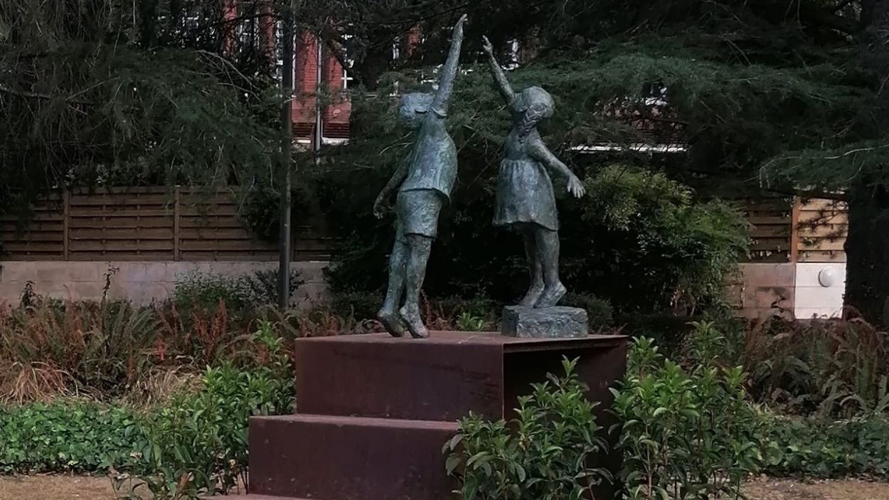 Roben la lluna de l'escultura de Minuesa dedicada als 40 anys de les escoles bressol