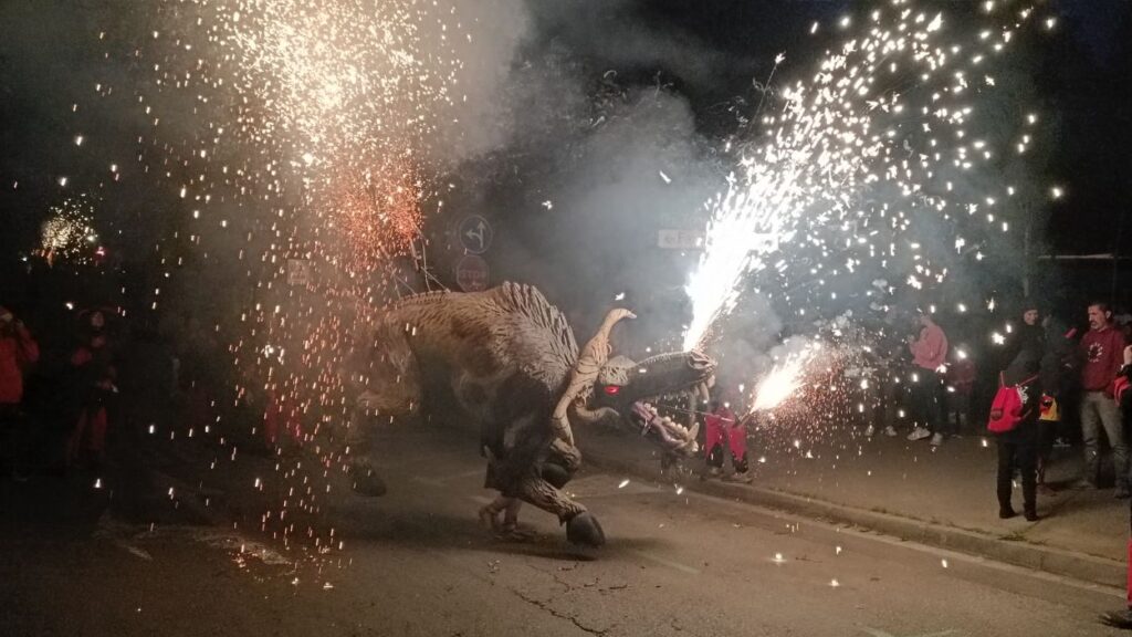 Alt: La llegenda del Boc omple la ciutat de música i foc per l'Encabronada