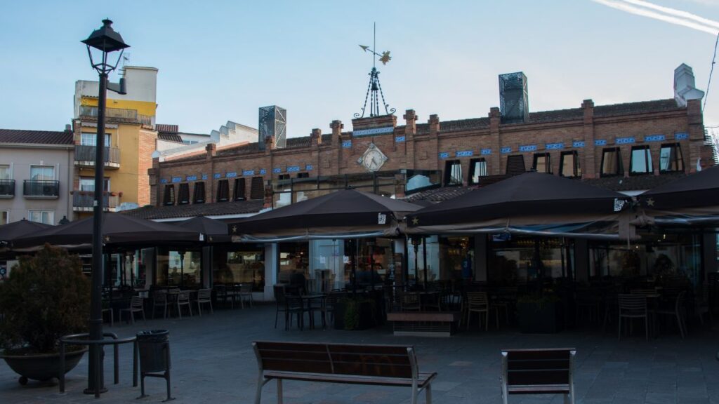 Alt: Un paradista critica la gestió de la concessionària del Mercat Vell i adverteix amb emprendre accions legals