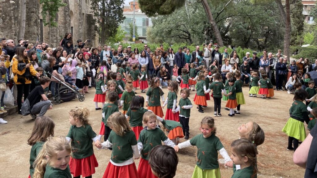 Alt: El segon dia de la Fira de Sant Ponç triomfa a Sant Cugat, tot i les previsions de pluja