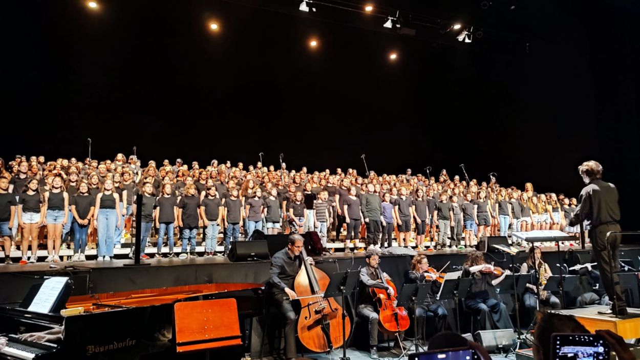 250 infants fan la volta al món al Teatre-Auditori amb la Cantània