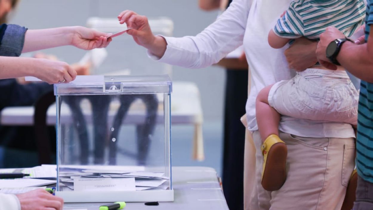 La participació cau 12 punts i no arriba al 60%
