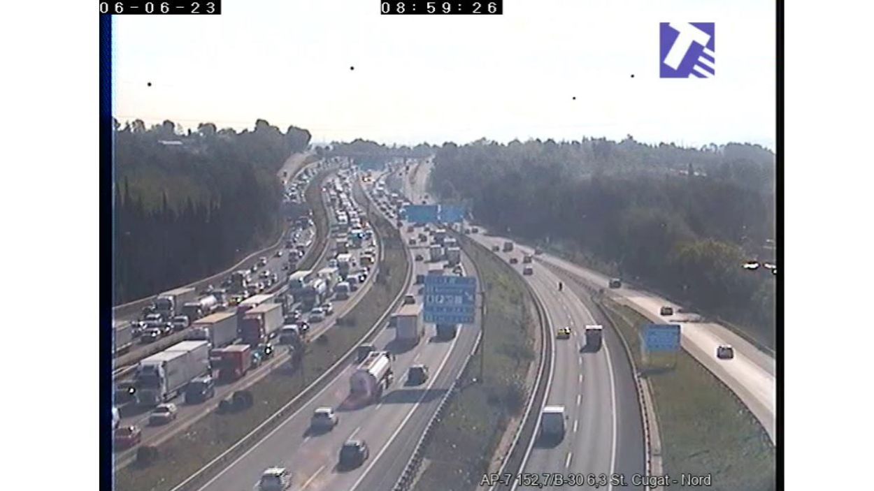 Matí de retencions a l'AP7 a Sant Cugat en sentit Tarragona amb cues de fins a 15 km