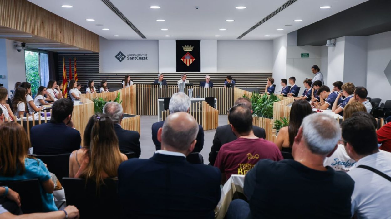 La secció d'hoquei herba del Junior exhibeix els títols de lliga a l'ajuntament