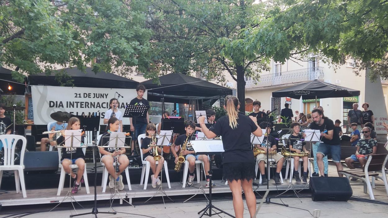 La música regna a les places de Sant Cugat a ritme d'instruments i cant