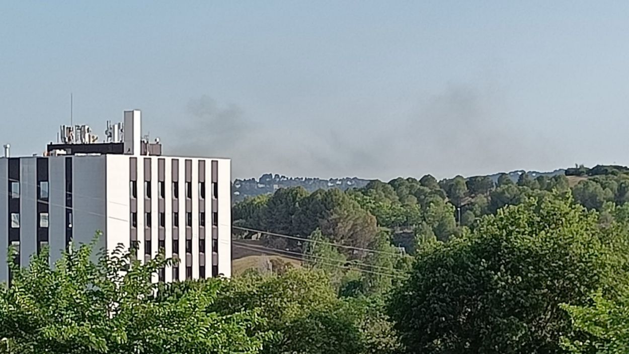 El fum que es veu des de Sant Cugat és d'un incendi de matolls a Sant Boi