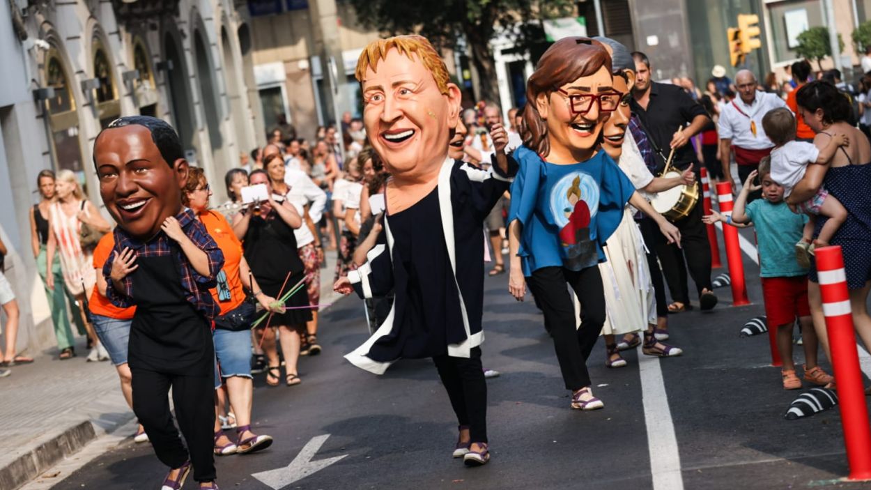La cultura popular esquiva la pluja i es reivindica amb el seguici de Sant Pere