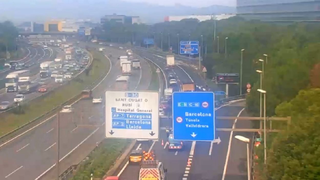 Retencions a la B-30 per un camió que s'ha incendiat