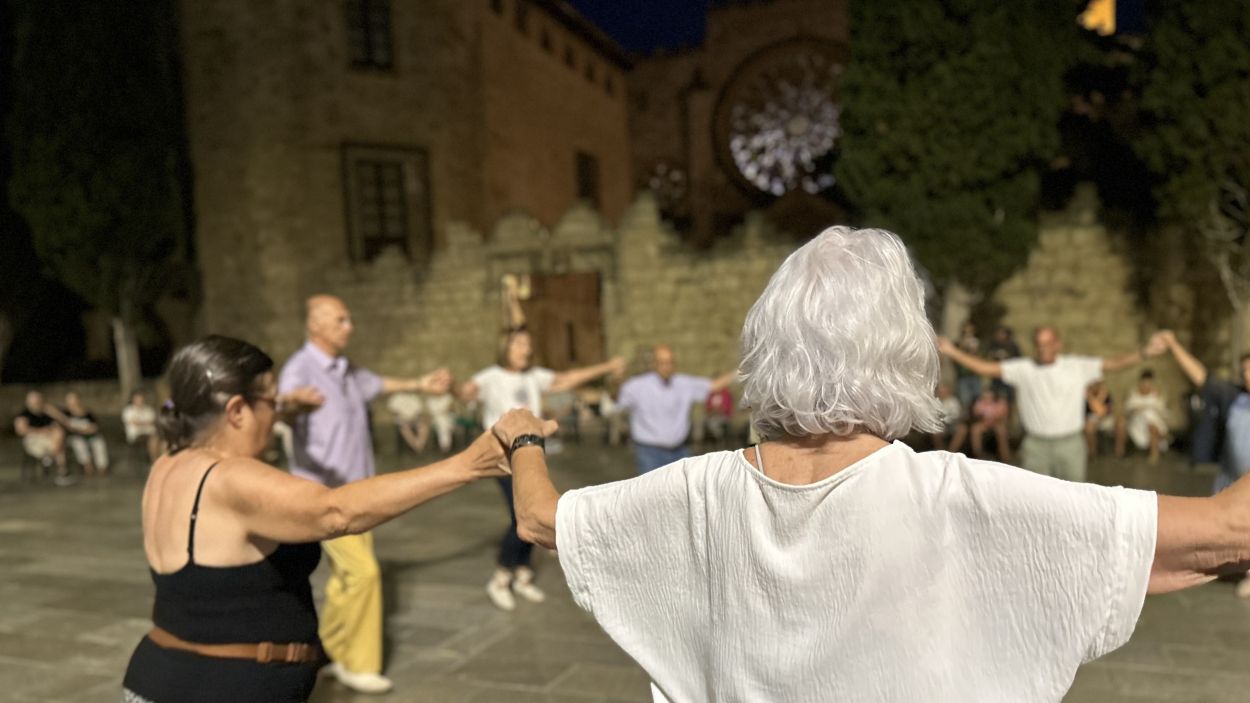 Sant Cugat 'balla sardanes sota els estels' a ritme de la Cobla Sant Jordi