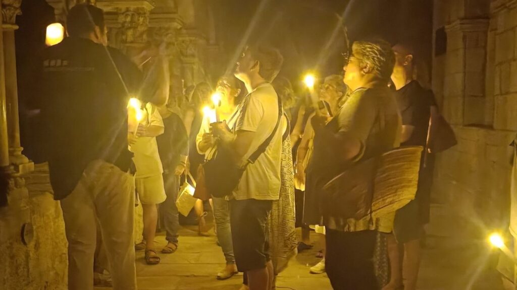 Alt: Les visites nocturnes al claustre del Monestir fan reviure l'Edat Mitjana a Sant Cugat