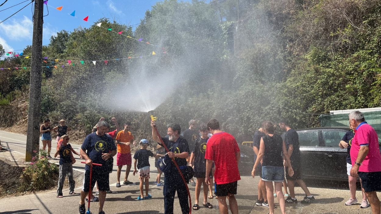 El Grup d'Autoprotecció de Sol i Aire fa pedagogia als infants davant d'un possible incendi