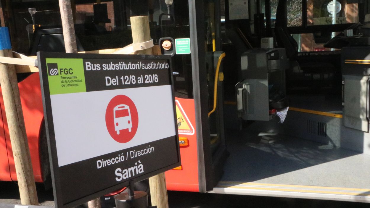 Indignació i resignació entre els usuaris dels FGC el primer dia d'obres entre Gràcia i Sarrià: 