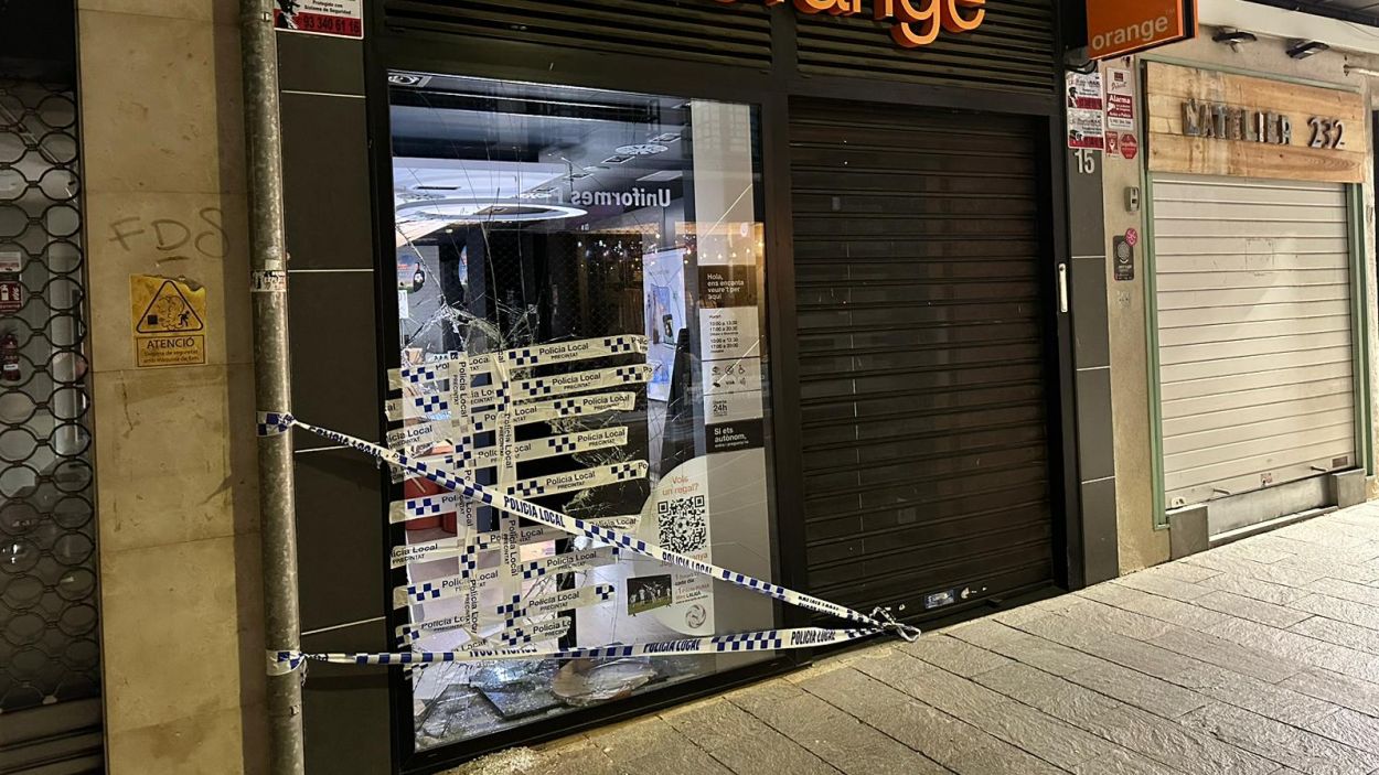 Rebenten l'aparador d'una botiga de mòbils al centre de Sant Cugat per entrar-hi a robar