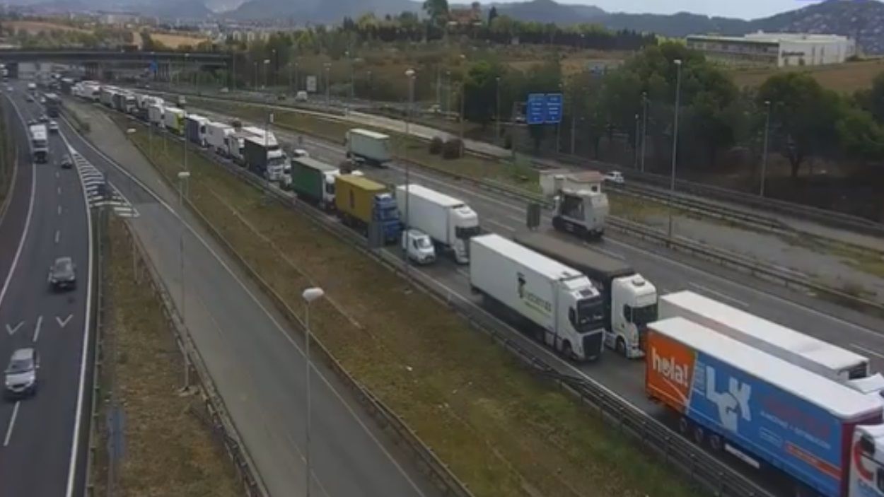 Matí de retencions a l'AP-7 a l'altura de Sant Cugat a causa de dos accidents