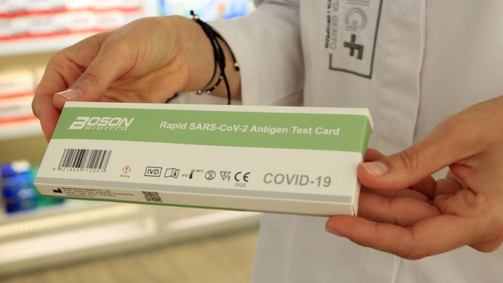 Alt: L'augment en la venta de testos covid mostra el repunt de casos a Sant Cugat