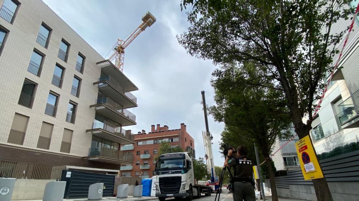 Un niu de ballesters en una grua atura una obra al carrer de Guadalupe Duran