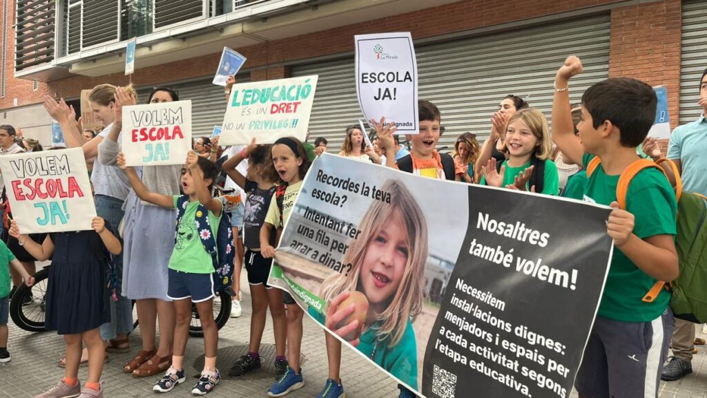 Alt: Les famílies de La Mirada aconsegueixen el compromís de millores a l'escola