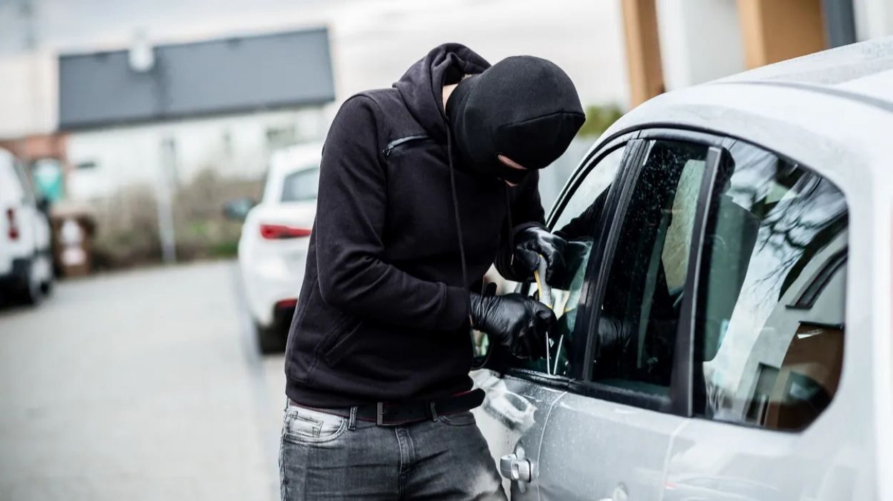 Els Mossos d'Esquadra alerten dels robatoris a l'interior de vehicles i donen consells per prevenir-los