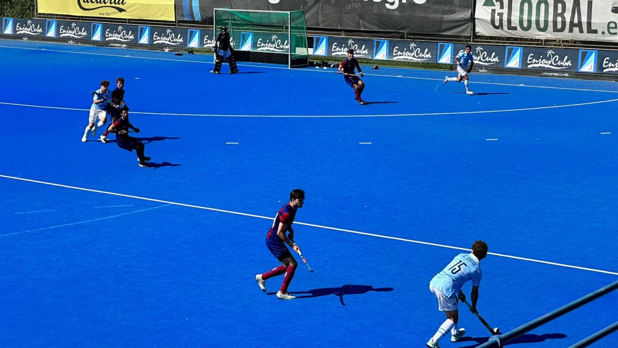 El Junior masculí goleja el Barça i suma el primer triomf del curs