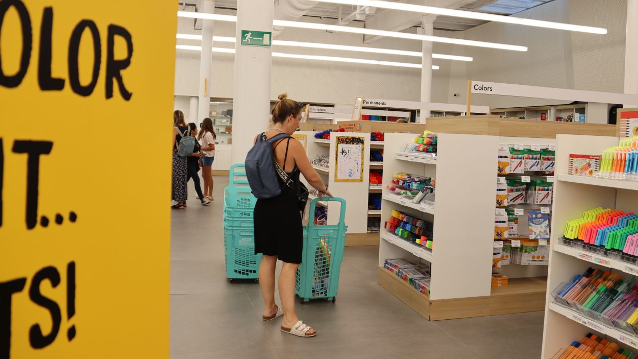 El val escolar s'estendrà als alumnes d'ESO el curs que ve i serà de 70 euros, també per als de primària