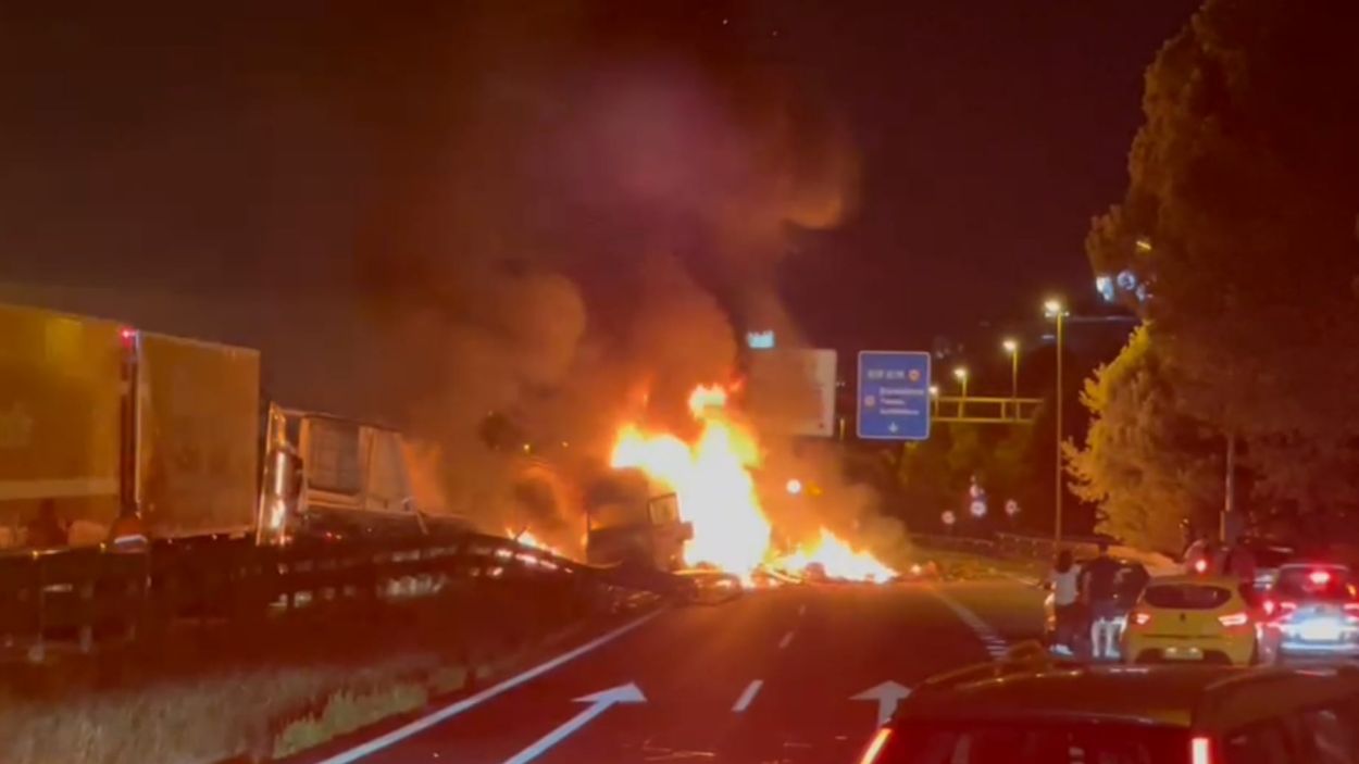 Reoberta l'AP-7 a Sant Cugat després de l'incendi d'un camió aquest divendres
