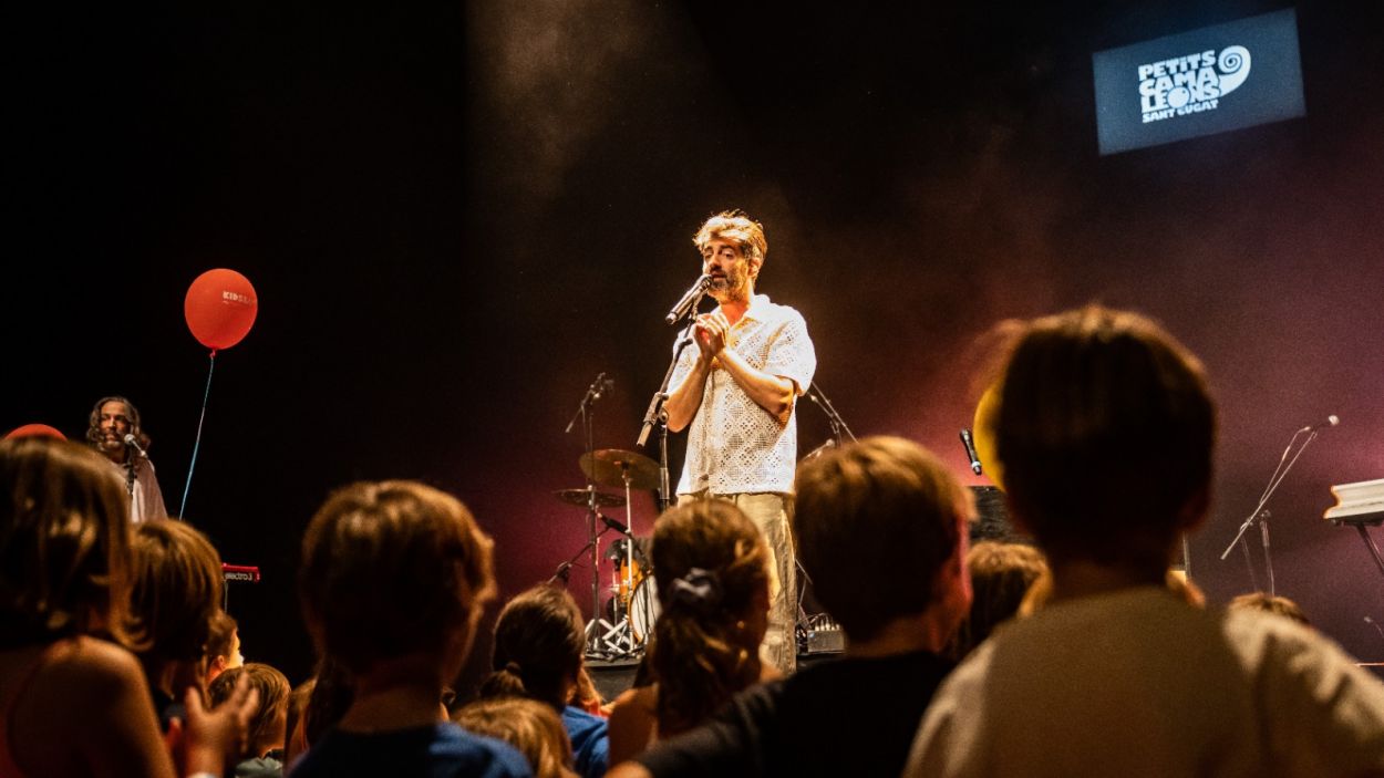 El Petits Camaleons es nega a deixar marxar l'estiu amb una gresca intergeneracional