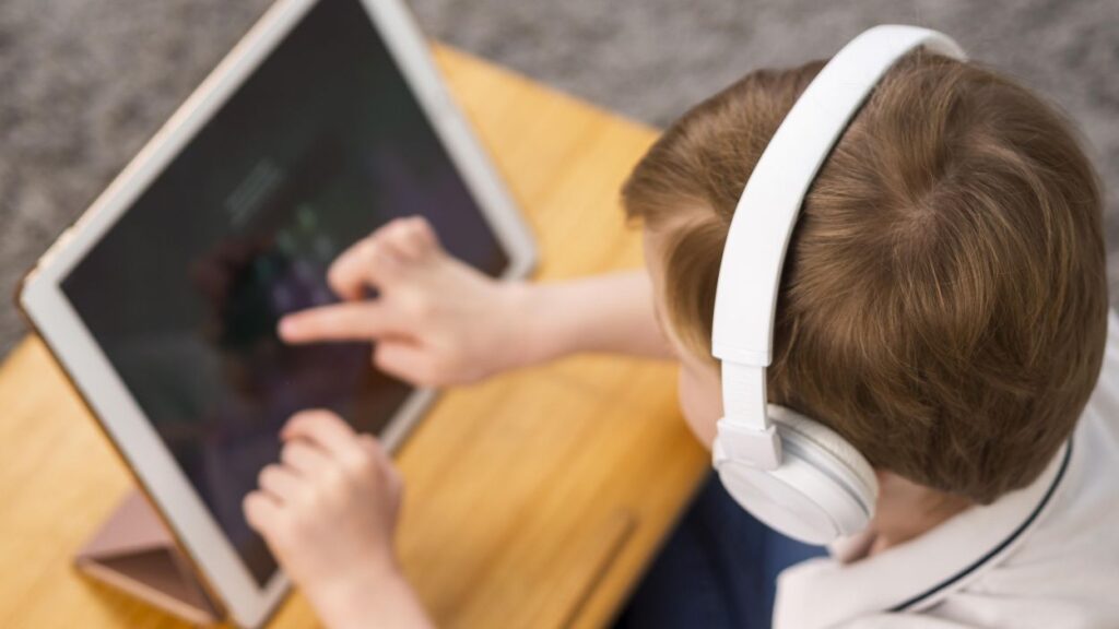 Alt: Els pediatres recomanen en un pla digital limitar les zones i el temps amb pantalles