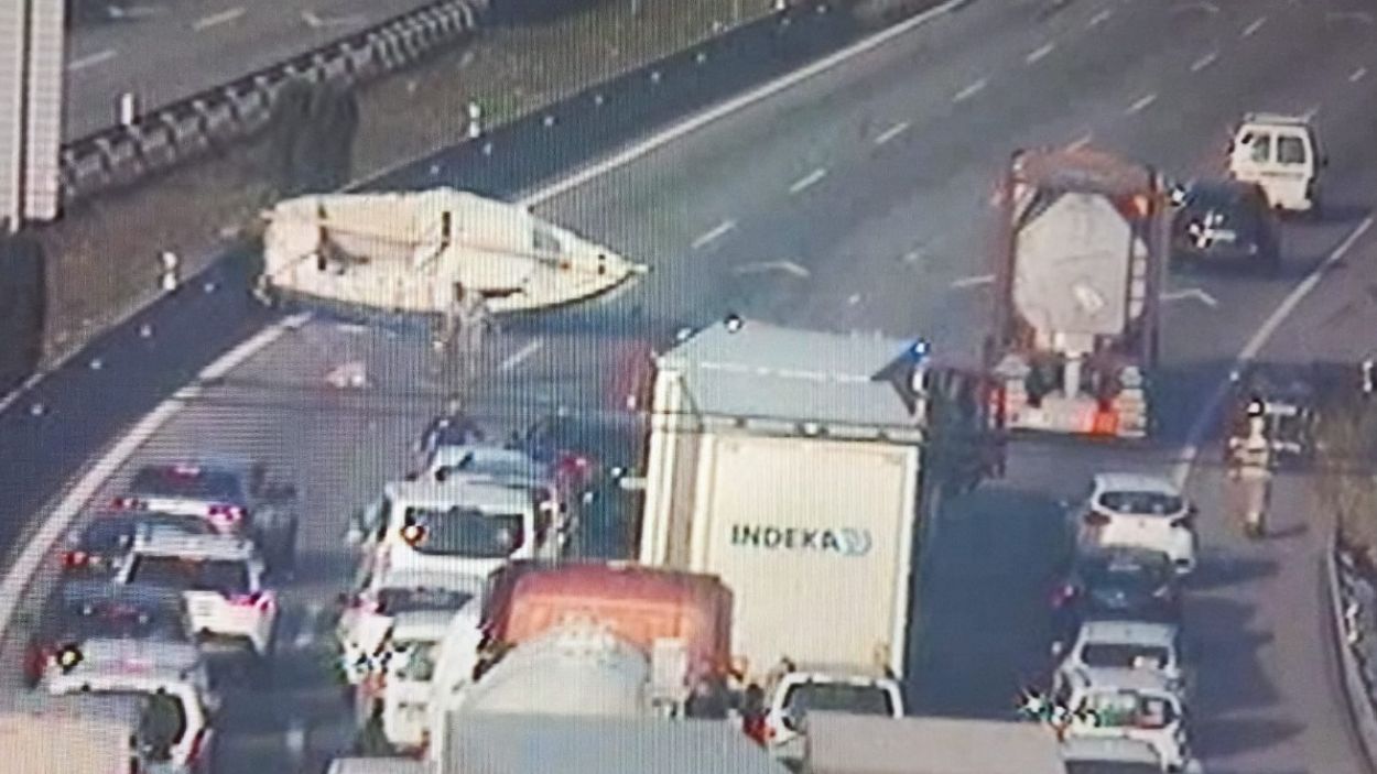 Un vaixell provoca retencions durant tot el matí a l'AP-7 a Sant Cugat