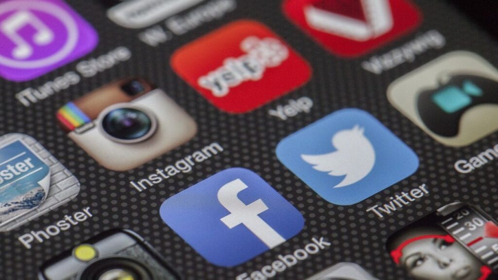 Alt: Campanya electoral als Estats Units, Eurocopa i tres famílies famoses, al 'Connectats a les xarxes'