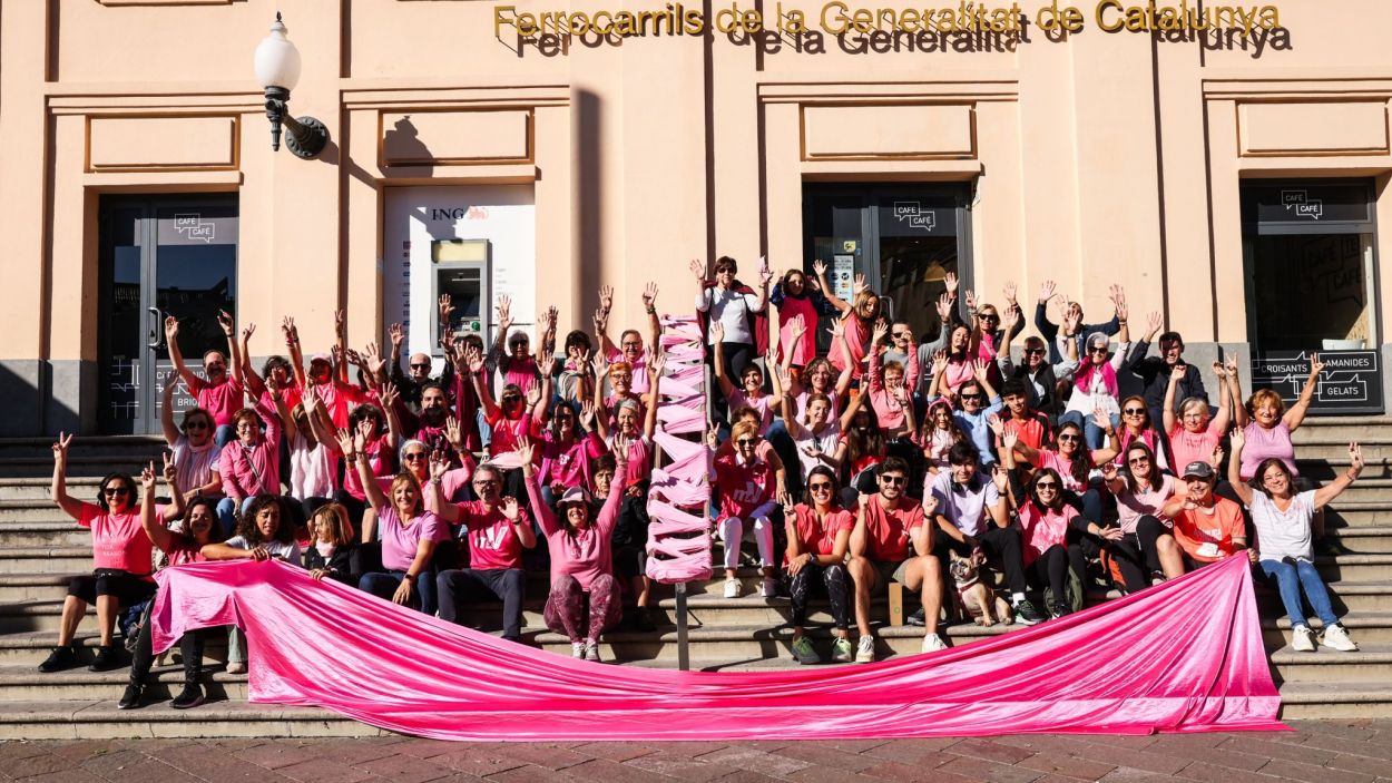 Una marea rosa recorre Sant Cugat per visibilitzar la lluita contra el càncer
