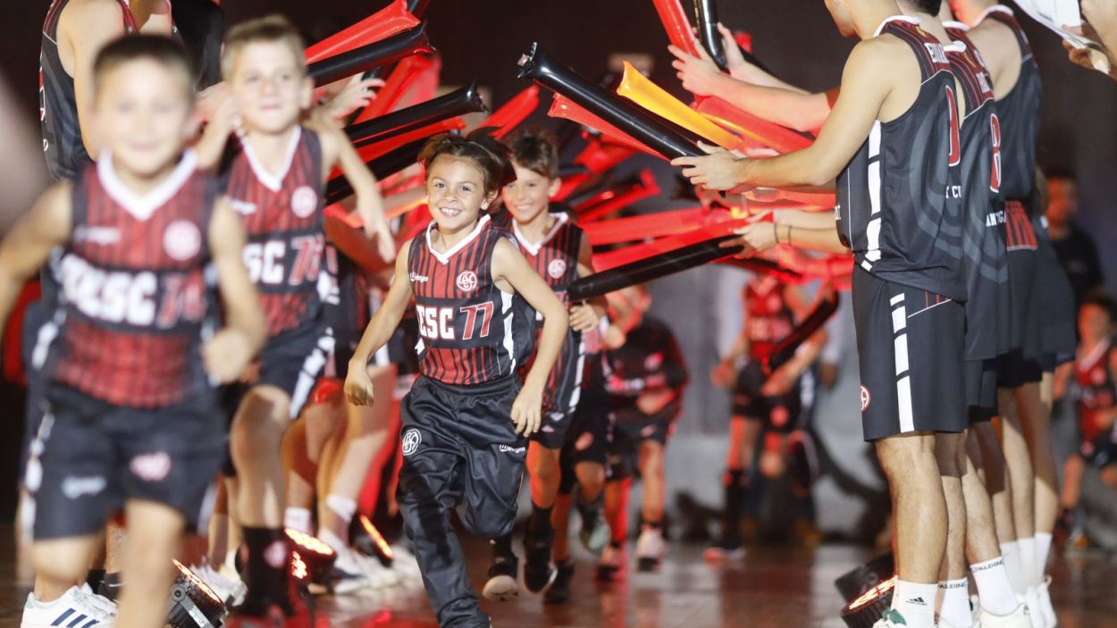 La UESC estrena himne a la presentació dels equips per al nou curs