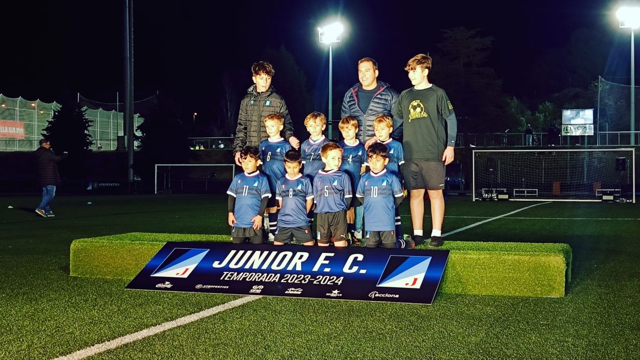 El Junior de futbol posa en relleu la base en la presentació dels equips