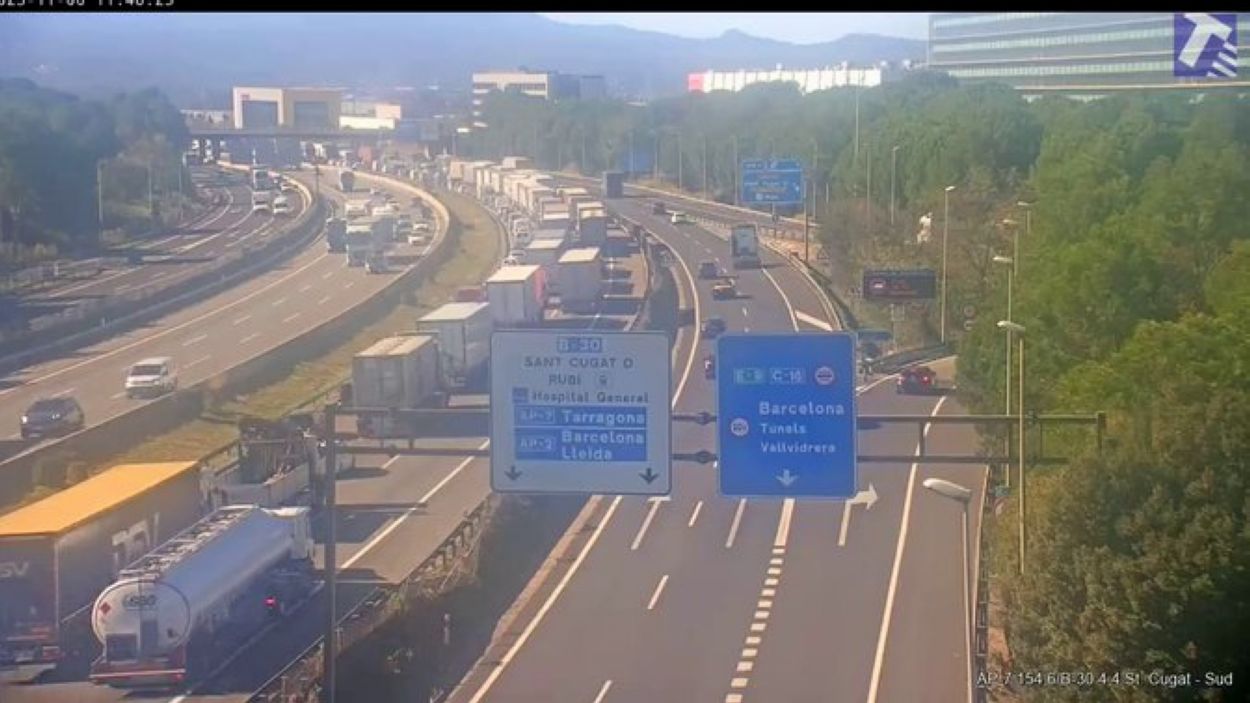 Un ferit en un accident entre dos camions i un turisme a l'AP-7 a Sant Cugat