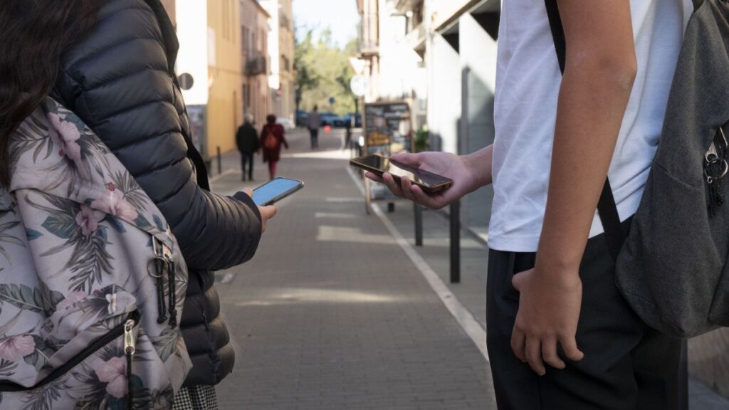 Alt: Instituts de Sant Cugat alerten de la presència d'alumnes en un grup de WhatsApp on es comparteix pornografia infantil