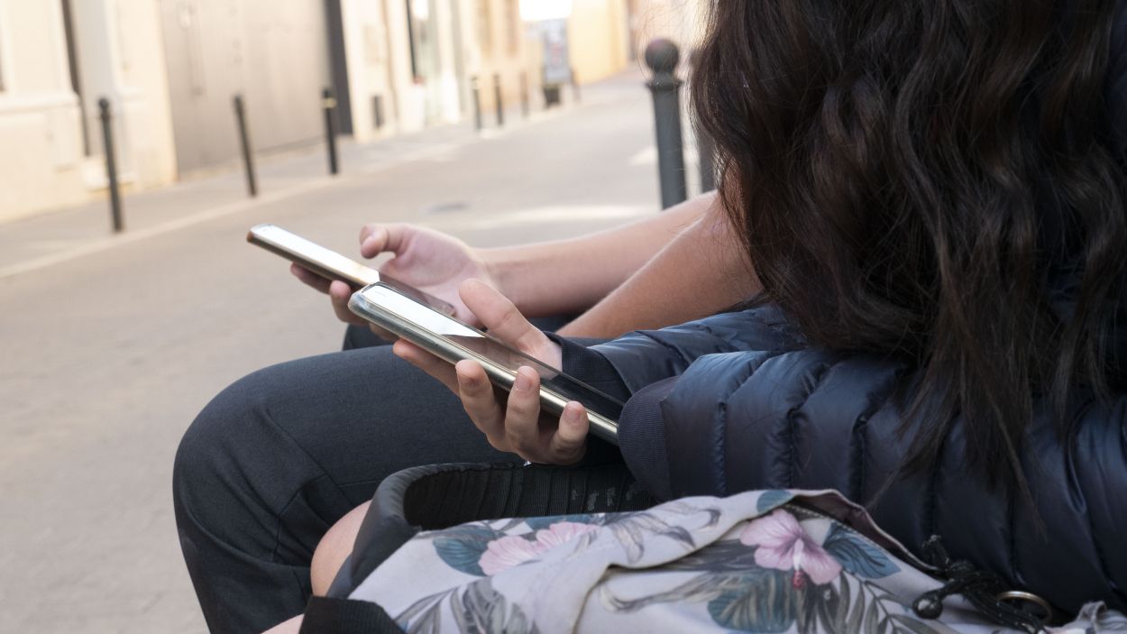 231108-mobils-joves-adolescents-telefon-internet-a-lluis-llebot-a-cugat2.jpg